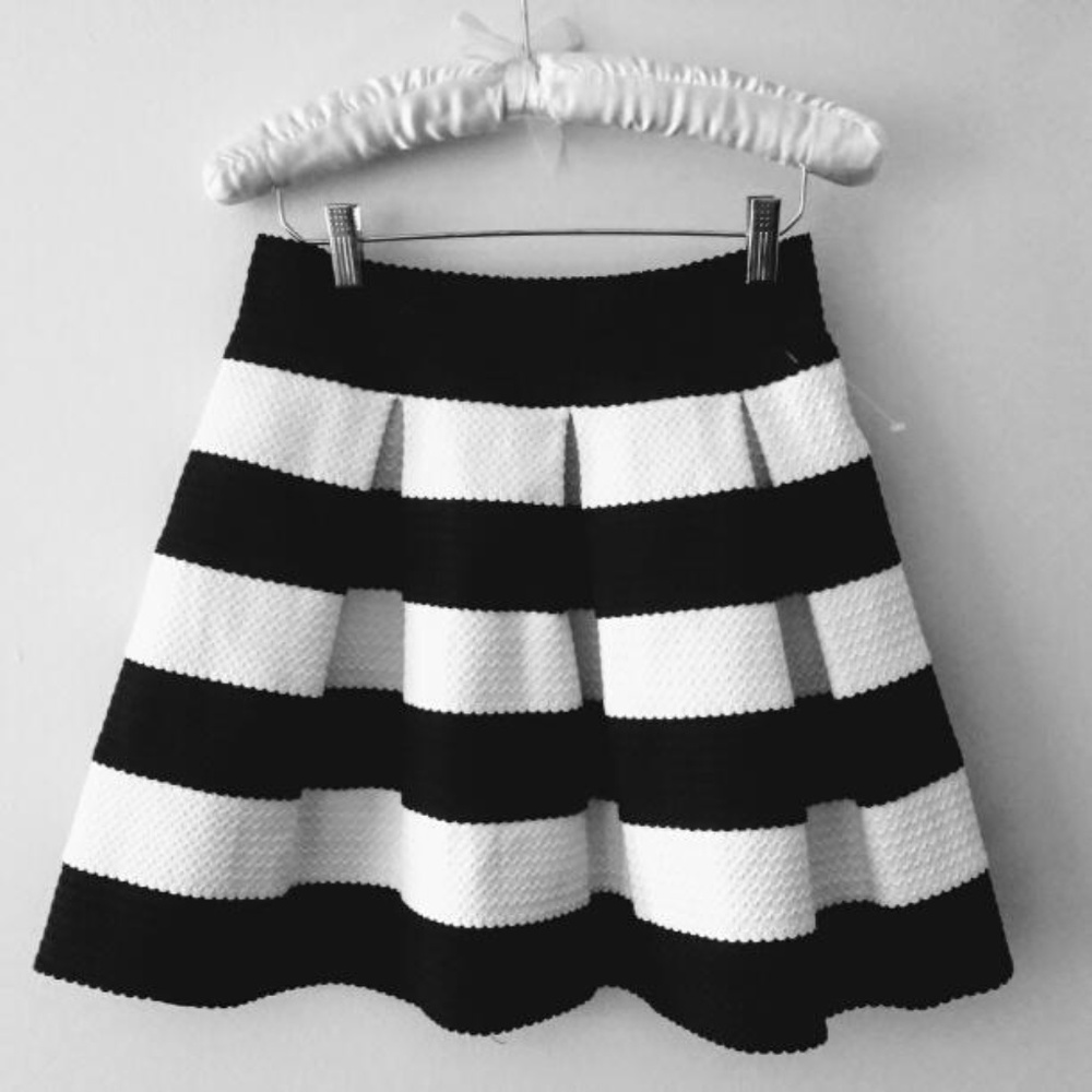 eyeshadow Black/White Contrast/Striped Skirt NWOT
